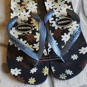 Havaianas navy floral flip flops size 6